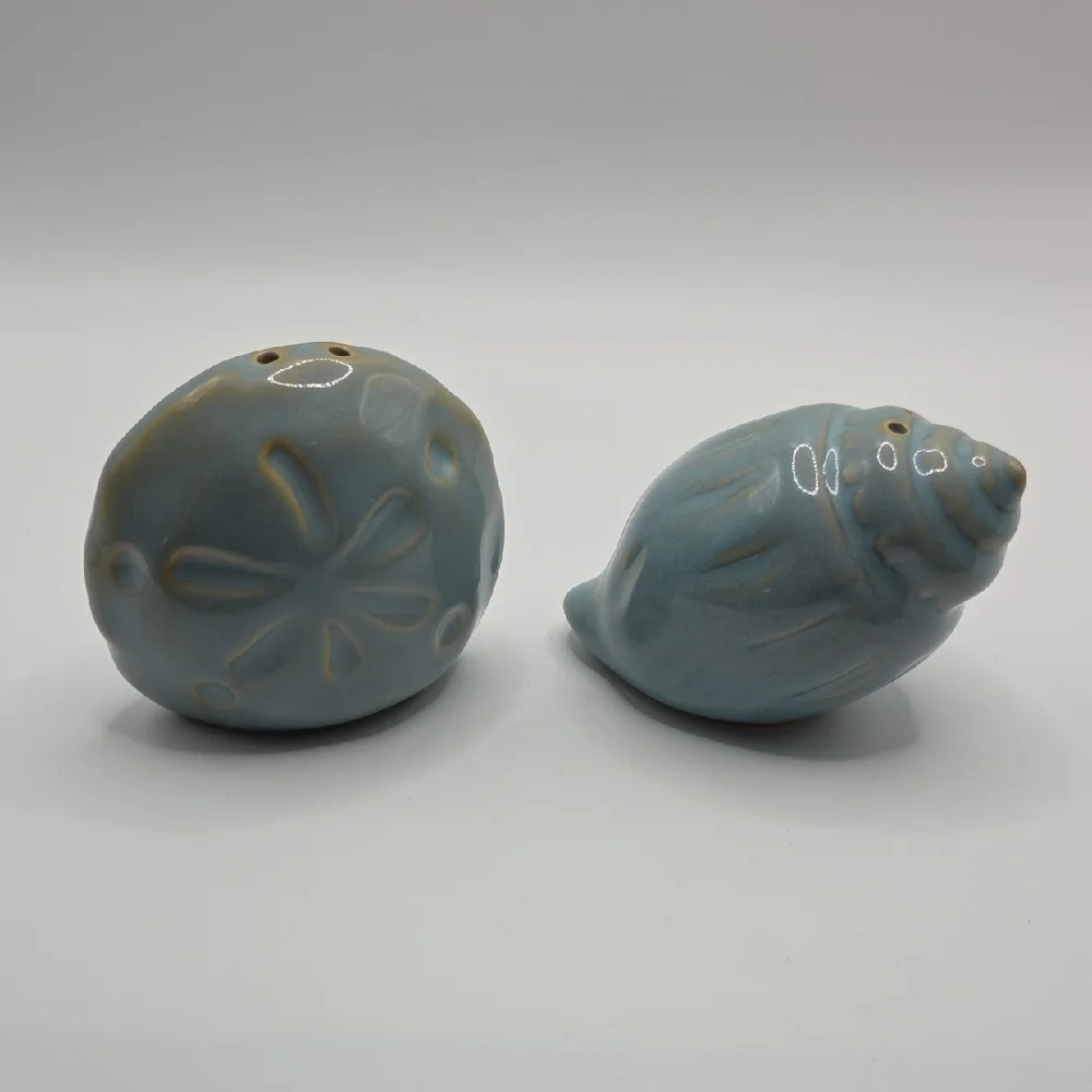 Salt And Pepper Shakers. Seashells Blue
